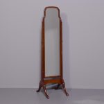 Quality Queen Anne style neat-sized mahogany cheval mirror in Spanish mahogany